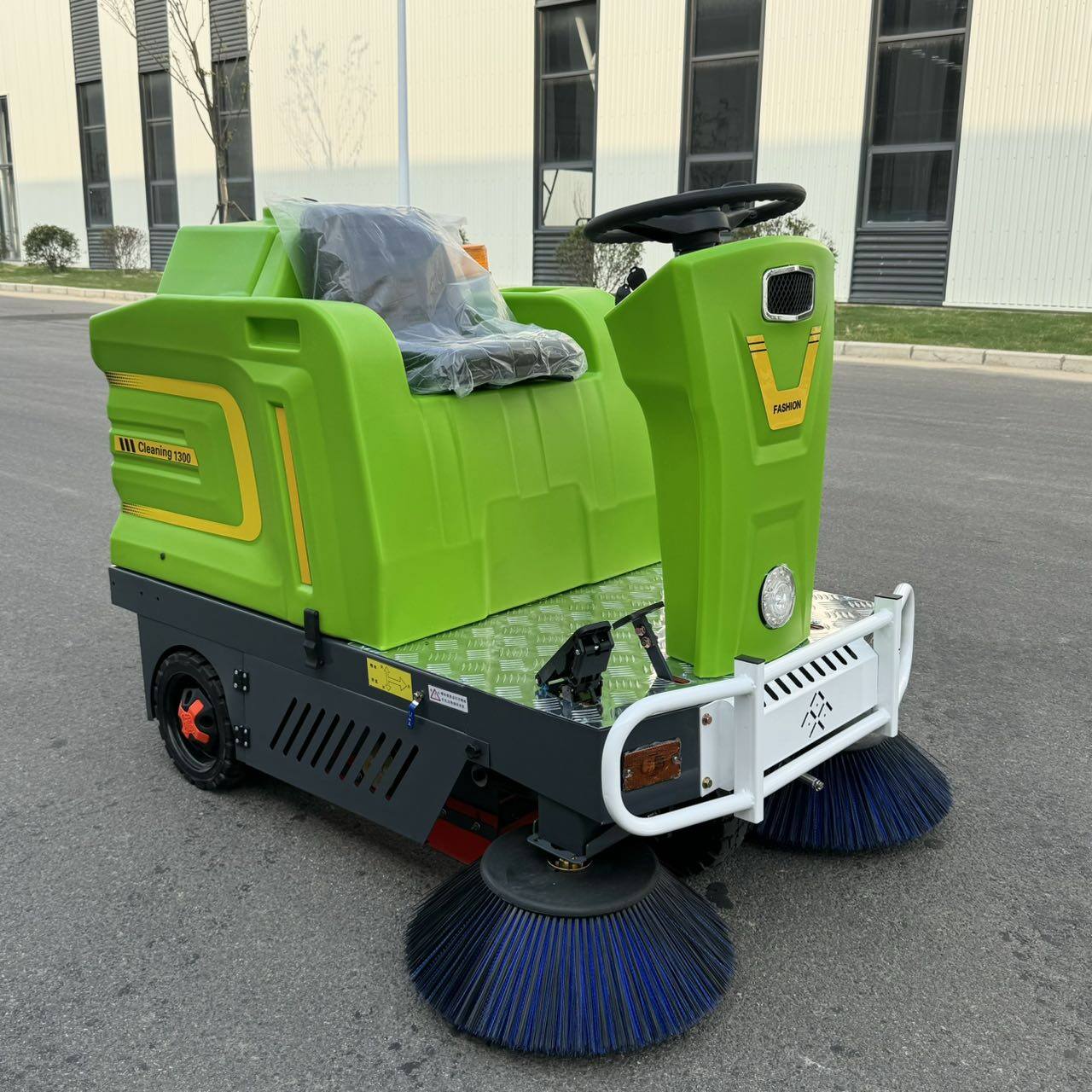SD1300型 小型驾驶式扫地车 图2