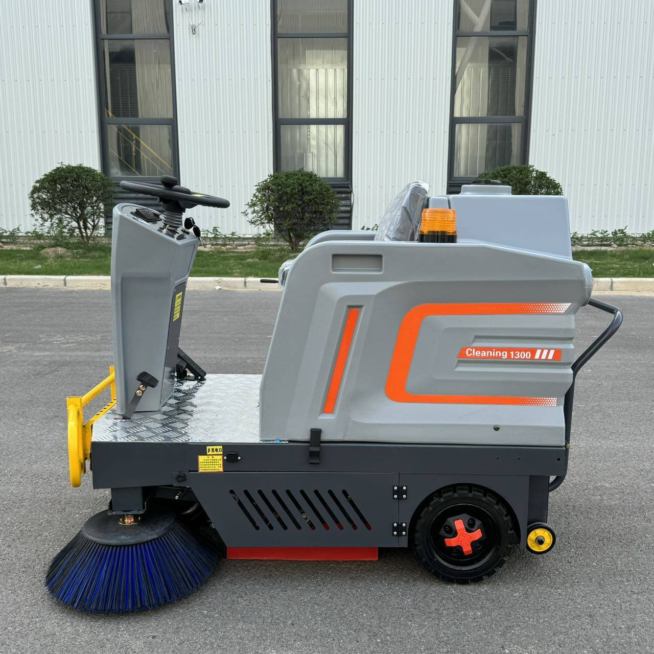 SD1300型 小型驾驶式扫地车 图1