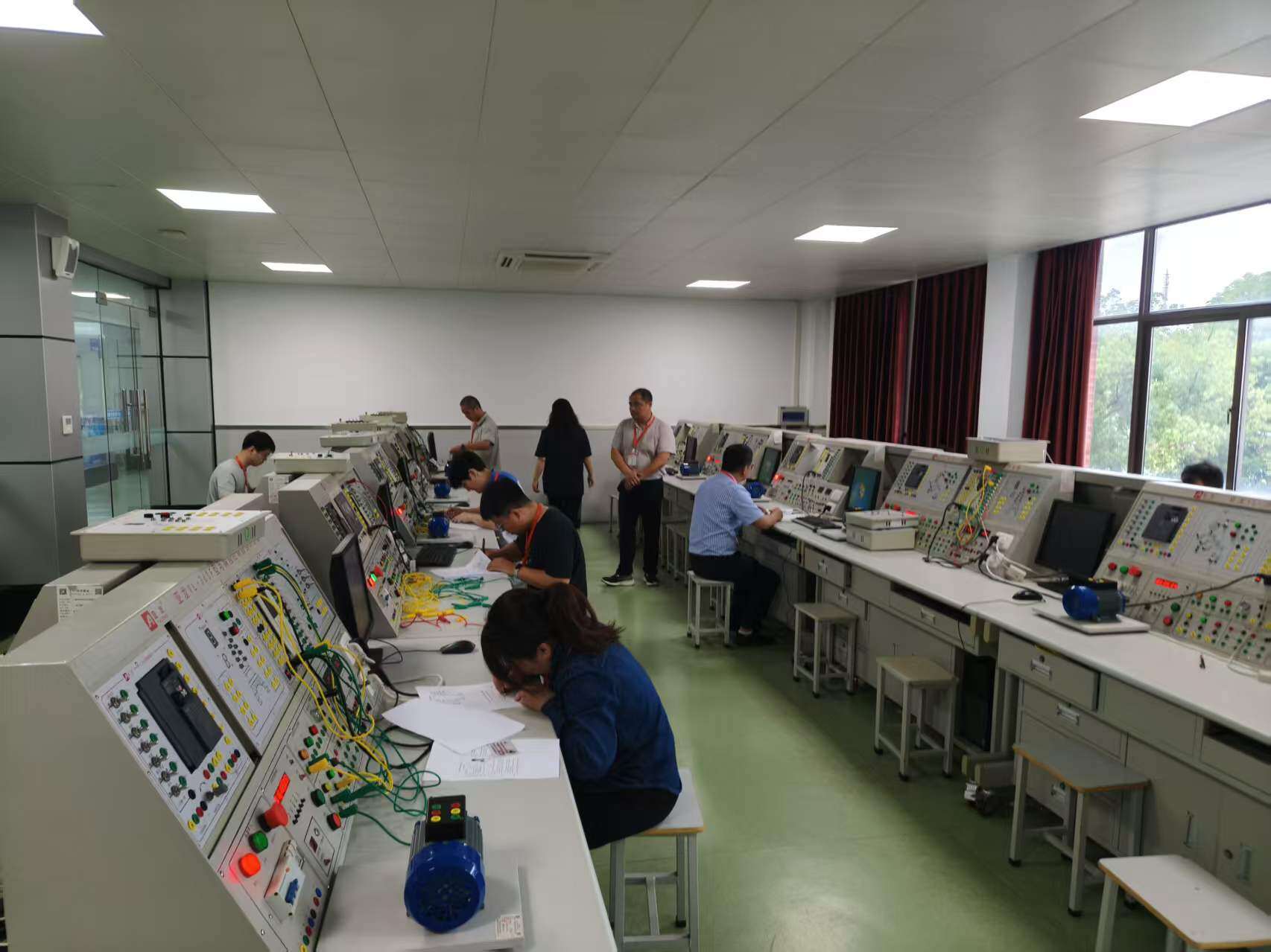 学校举办电工技能提升培训