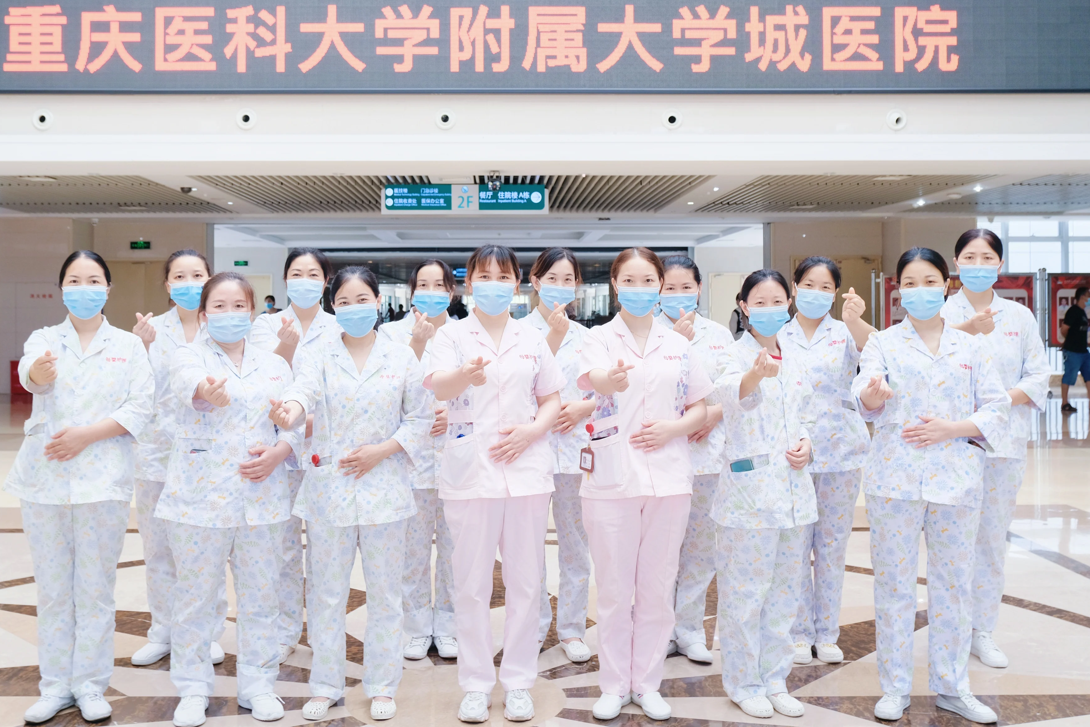 专业月嫂温柔怀抱新生儿