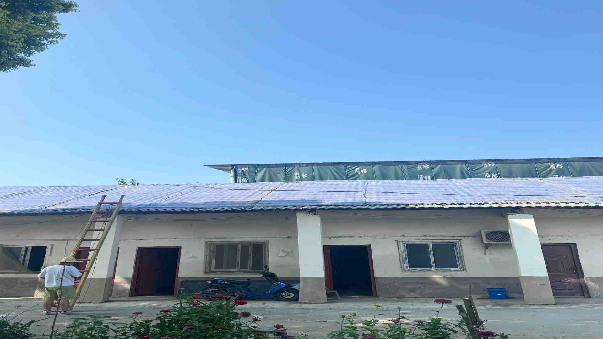 湖北荆门老旧屋顶水泥毯防尘隔热防渗改造施工现场实拍