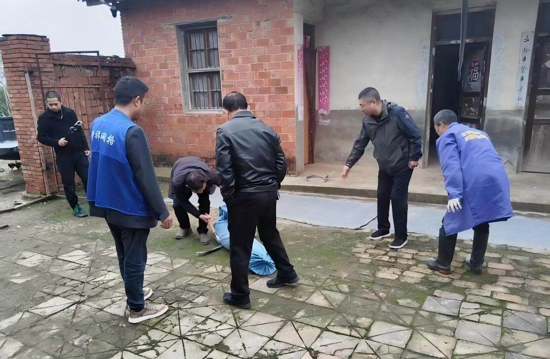 湖北玖坤新型材料｜暖心善举护晚年！湖北玖坤携手冷水镇付泉村破解老人出行难题