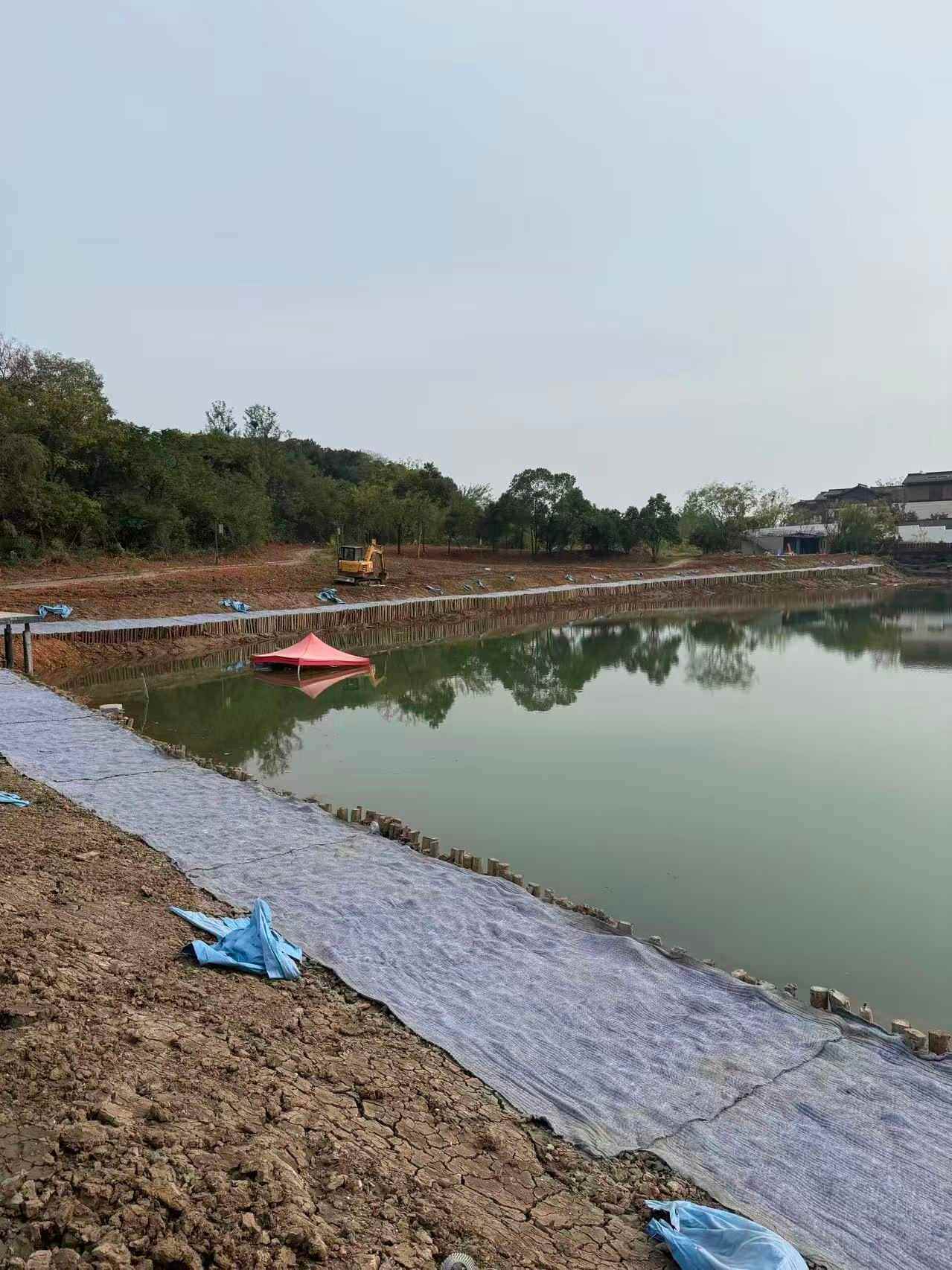 湖北路亚休闲钓场环湖步道施工现场