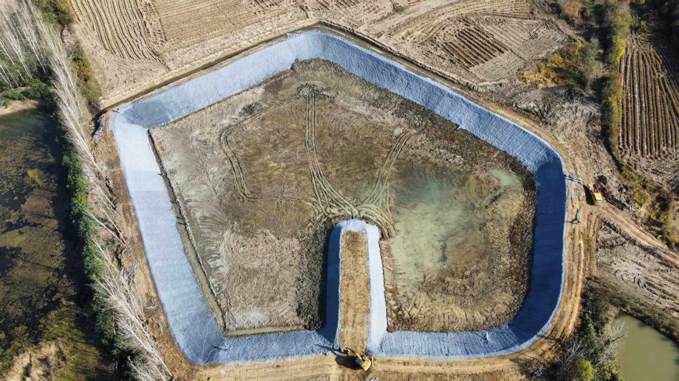 湖北标准化农田抗旱蓄水调蓄池防渗施工现场