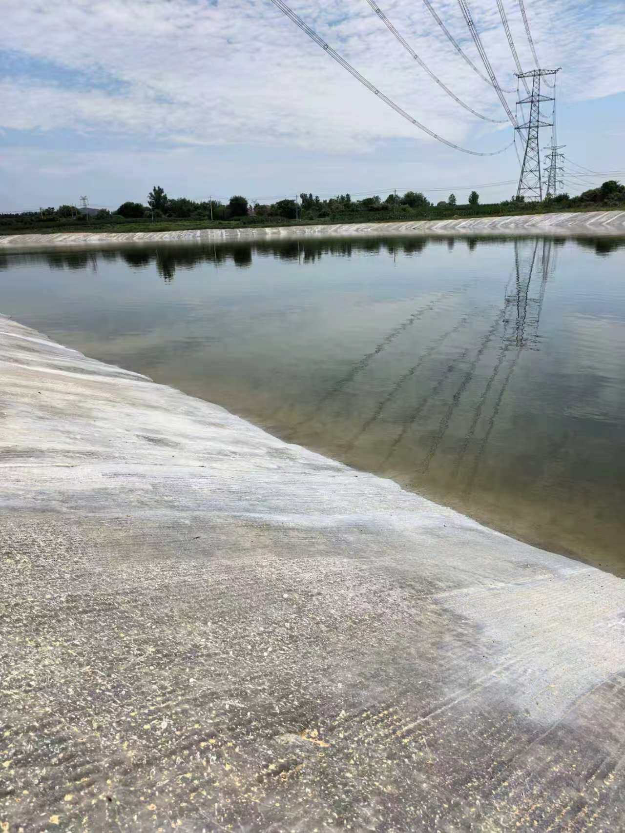 湖北玖坤 JC/T2884 水泥毯，荆门水产塘护坡完工一年，防渗水防塘埂垮塌