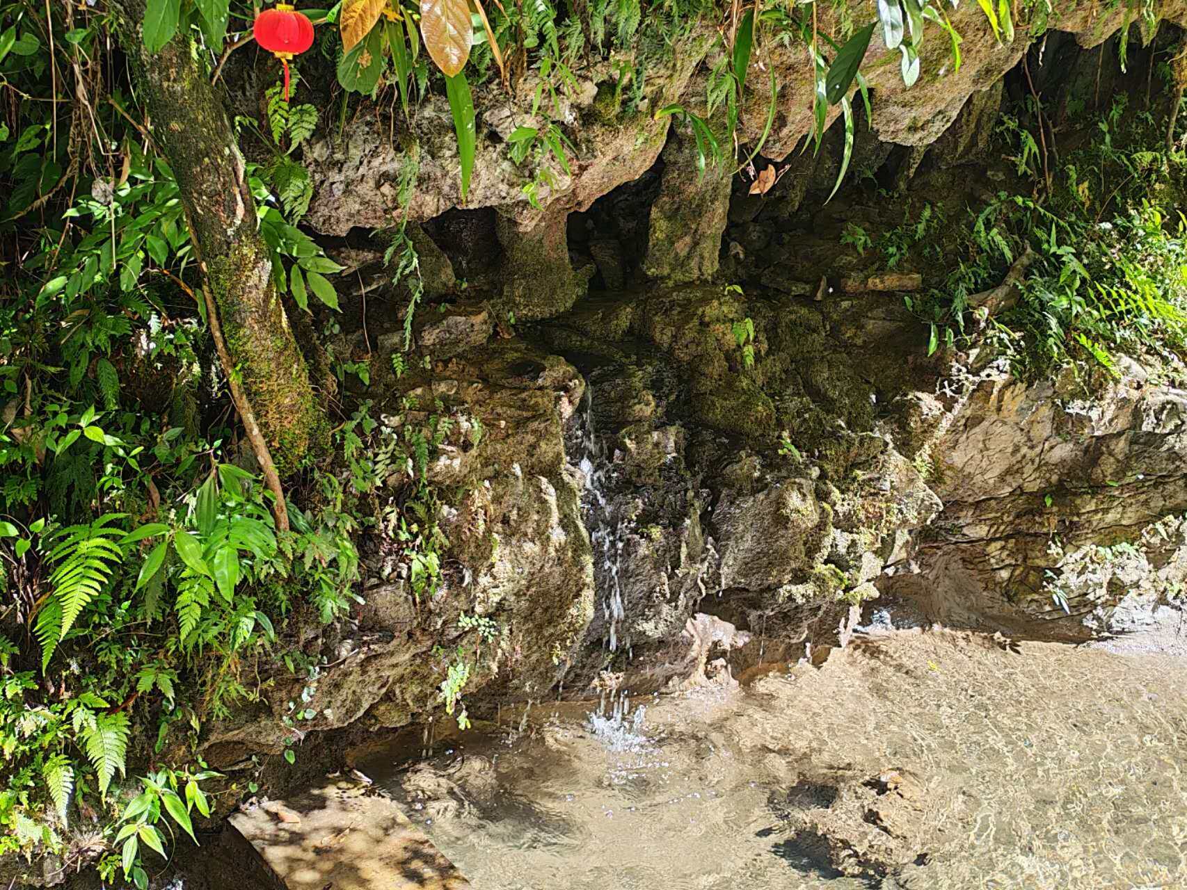 山间岩洞瀑布