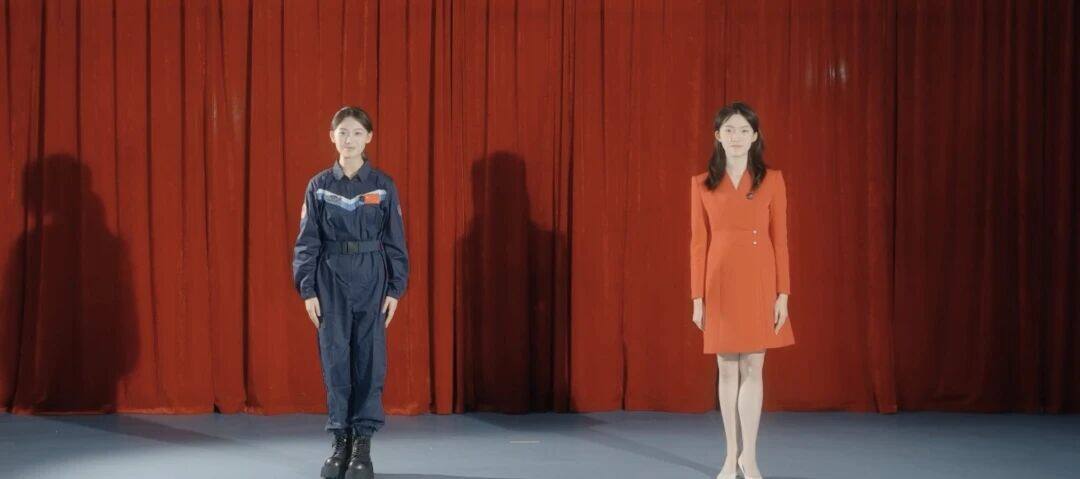 学生陈姿西、龙柯彤演绎作品《摘星·致敬中国女航天员王亚平》