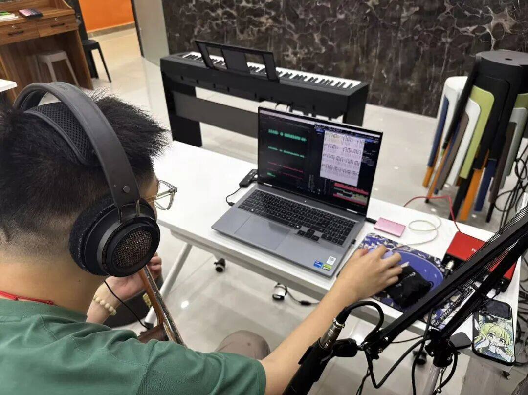 刘翀昊在电脑前进行音乐制作