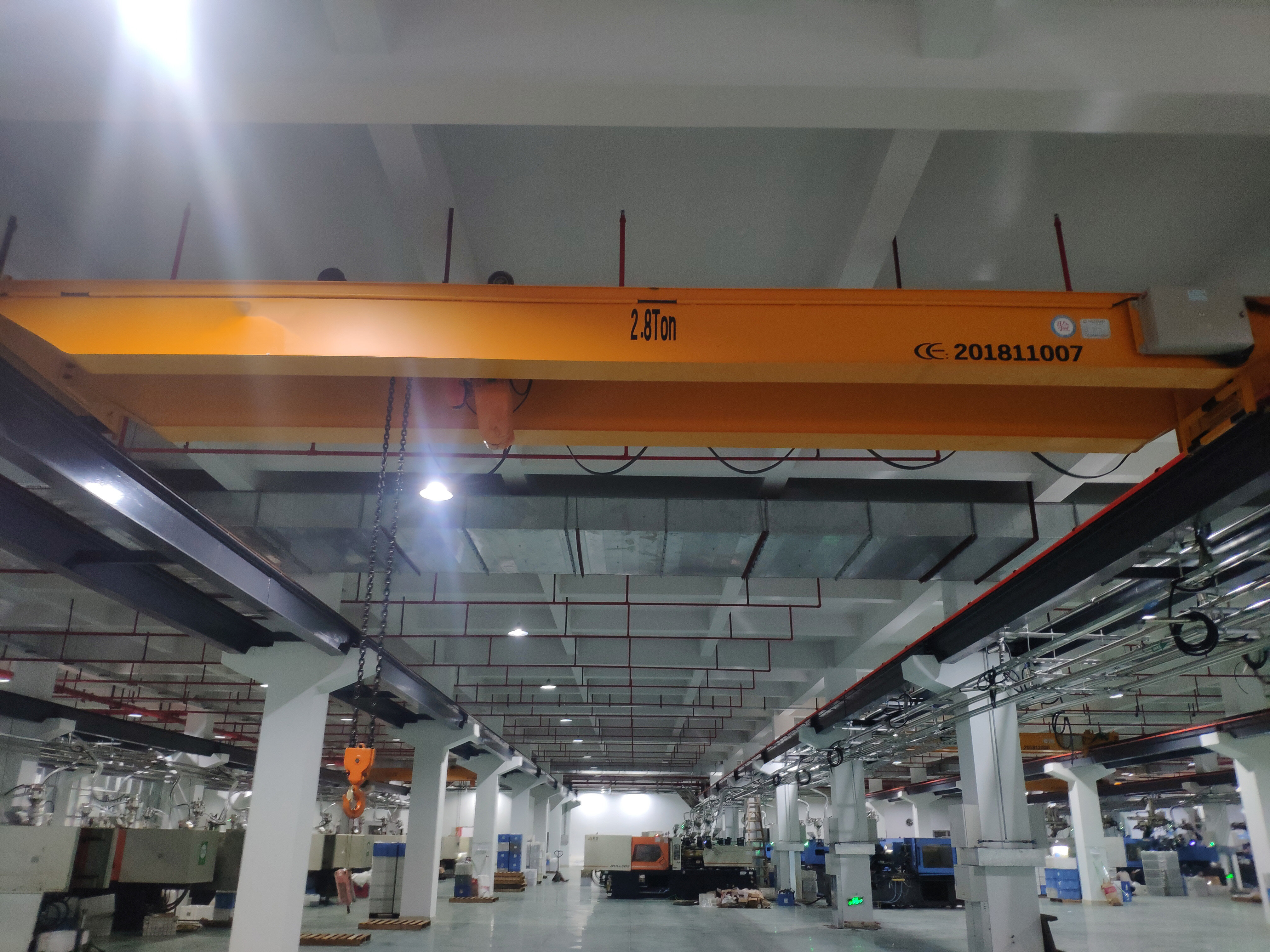 肇庆久量光电科技注塑车间6台2.8T双梁起重机安装案例
