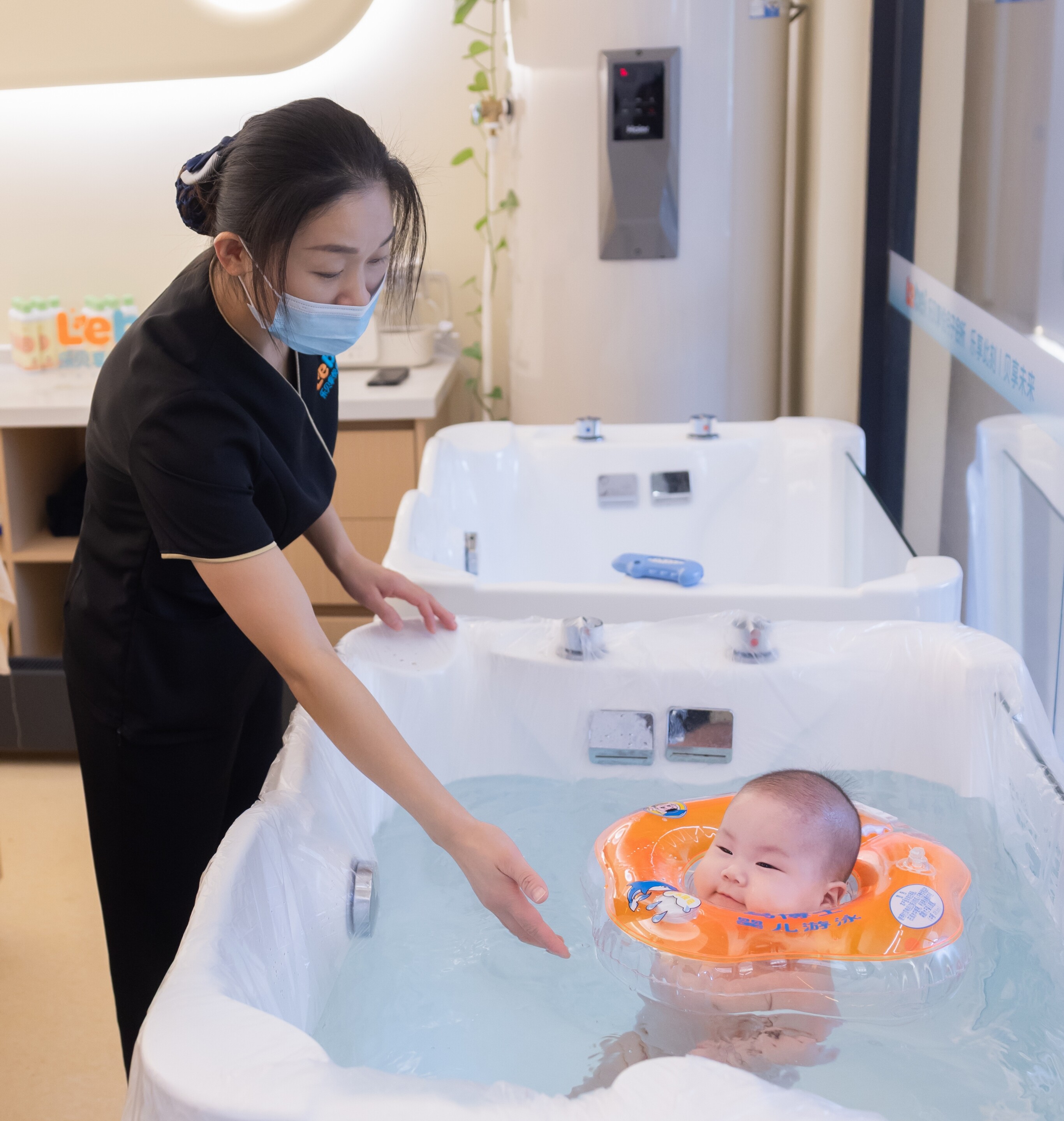 宝宝游泳室