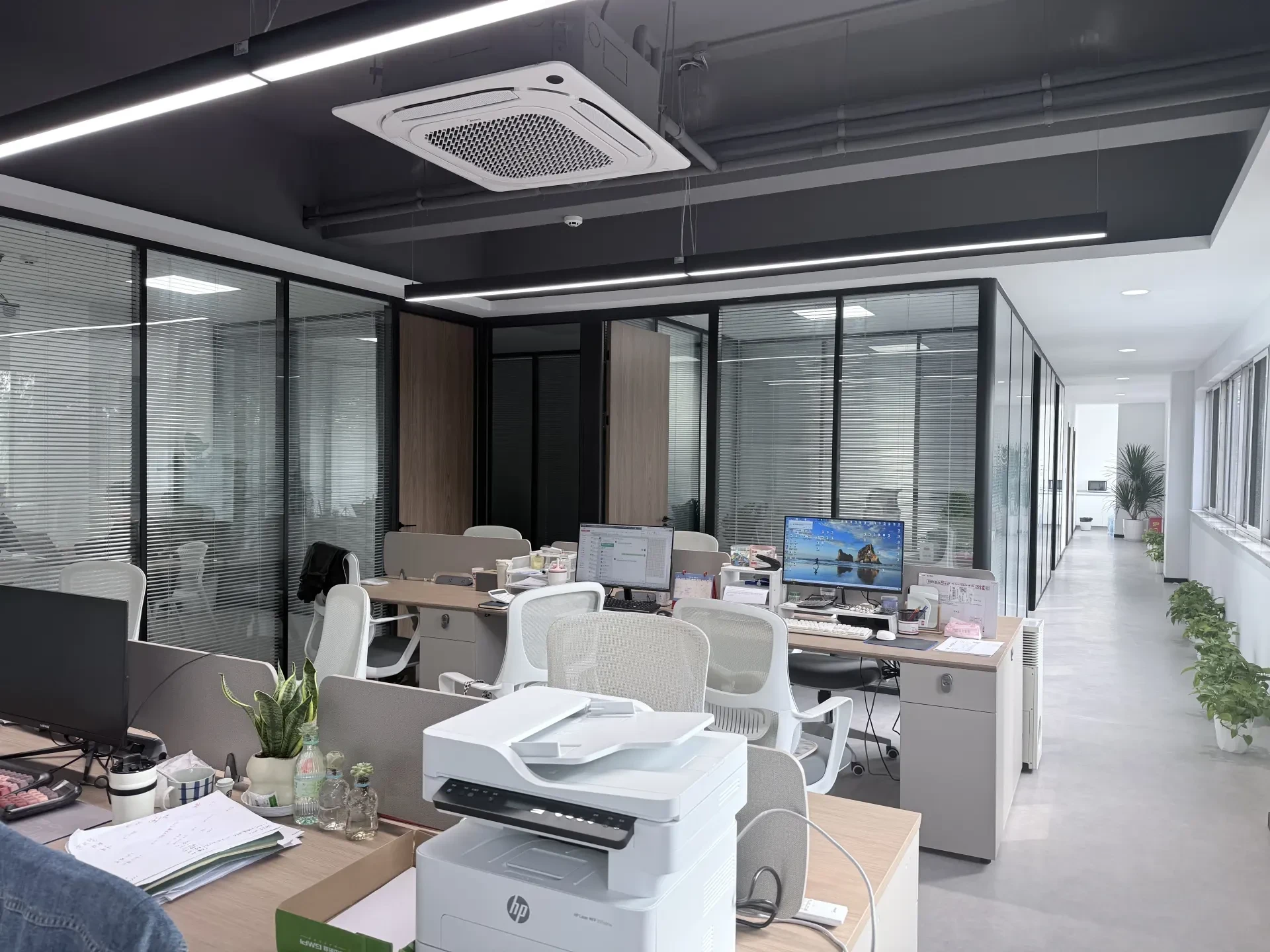 公司办公区工位与业务对接区域