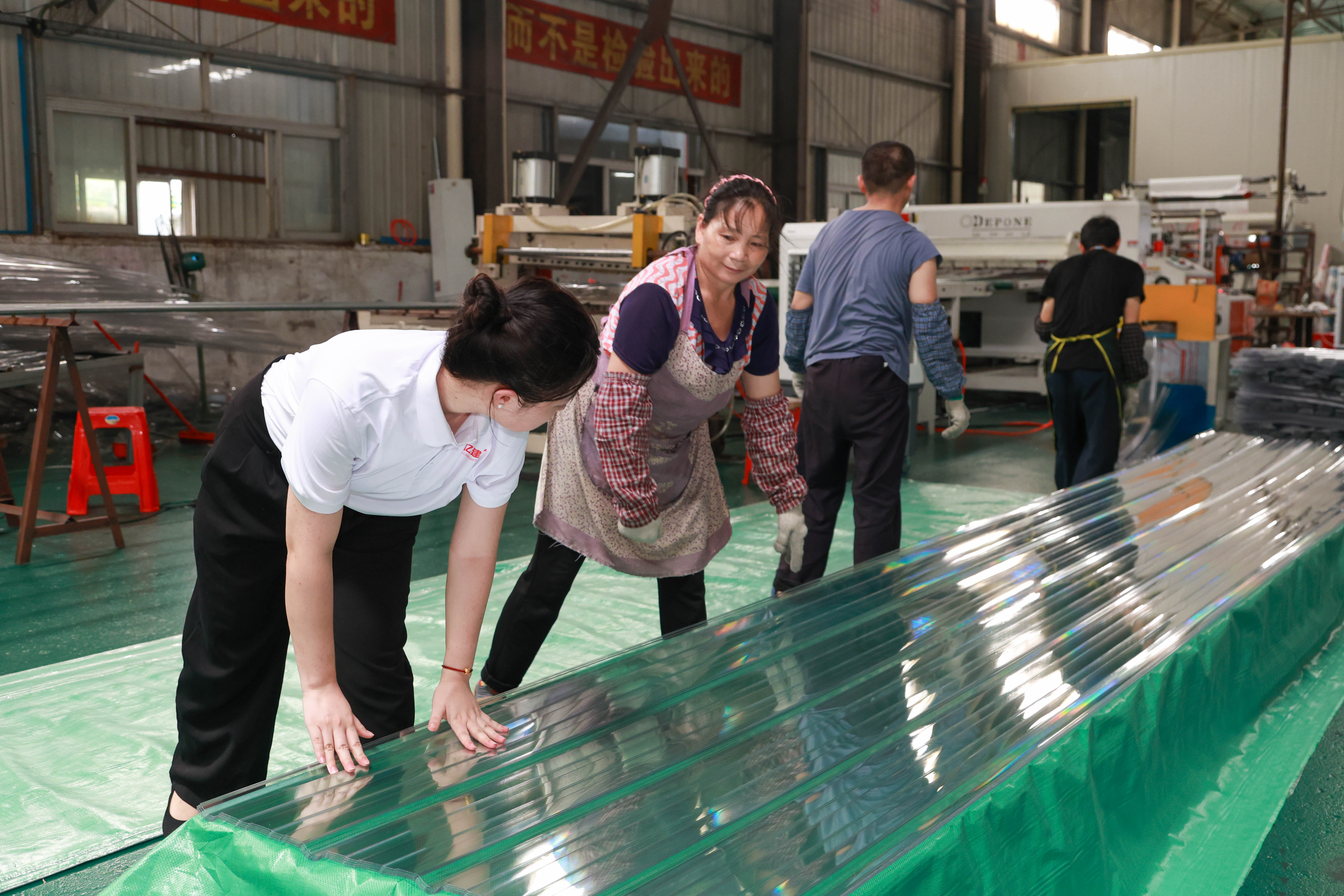 PC Corrugated Sheet Manufacturing Process 4 - Yilink Factory Production Line
