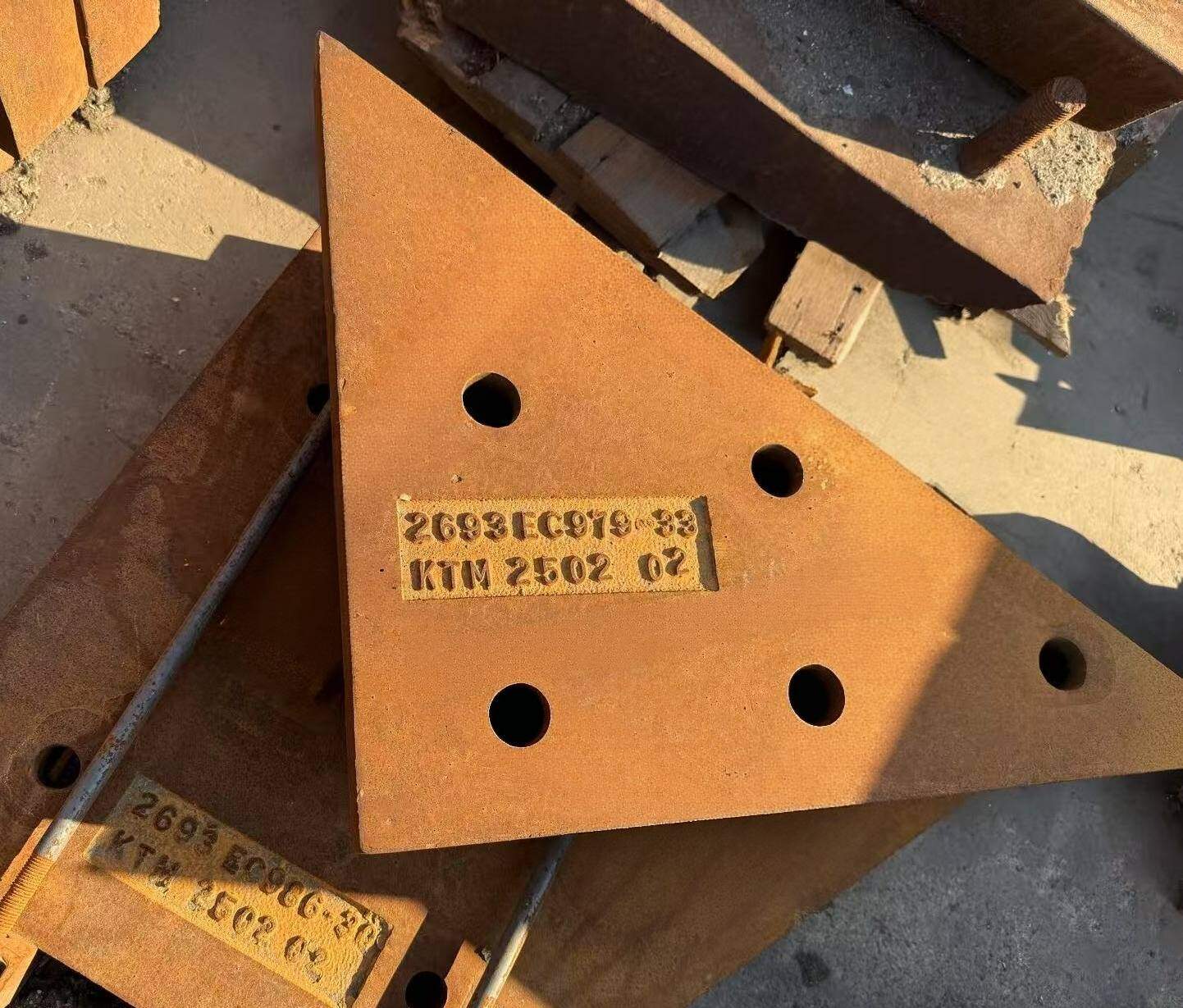 Traceability code stamped on the surface of a steel casting