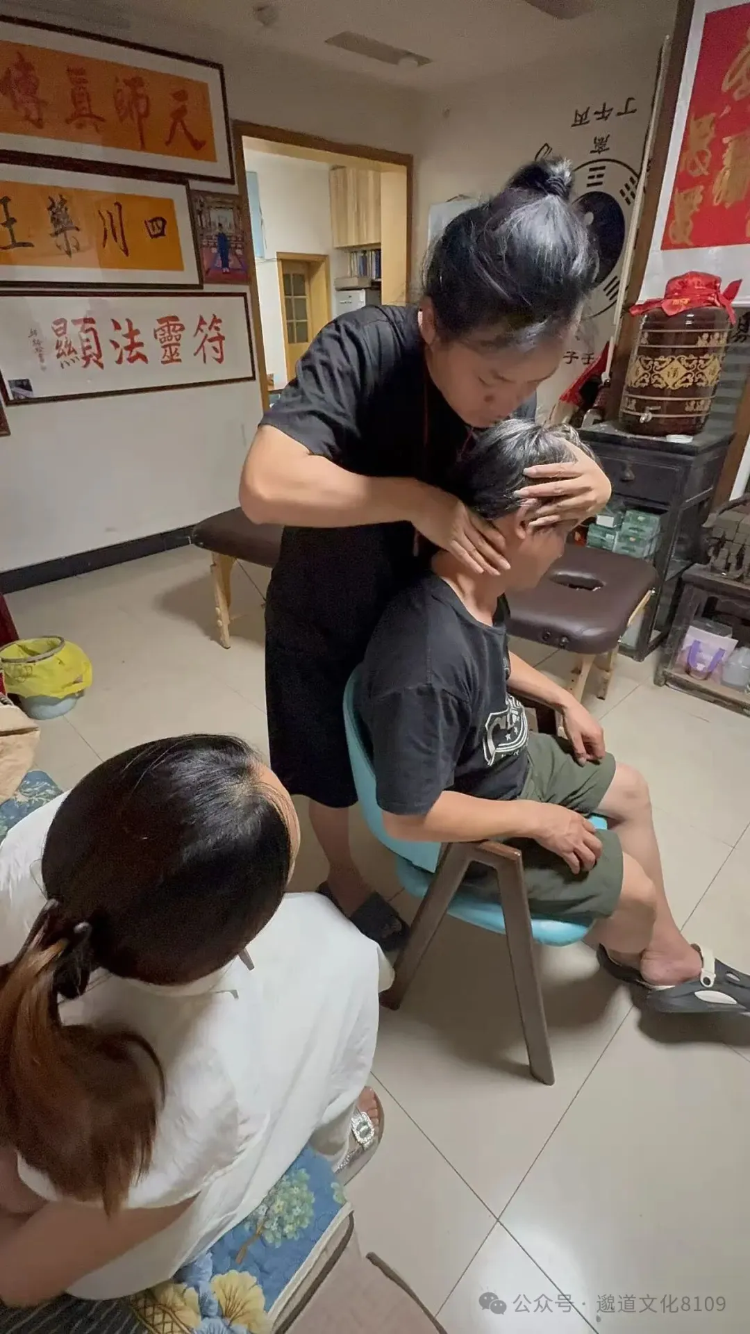 师父示范颈部手法操作