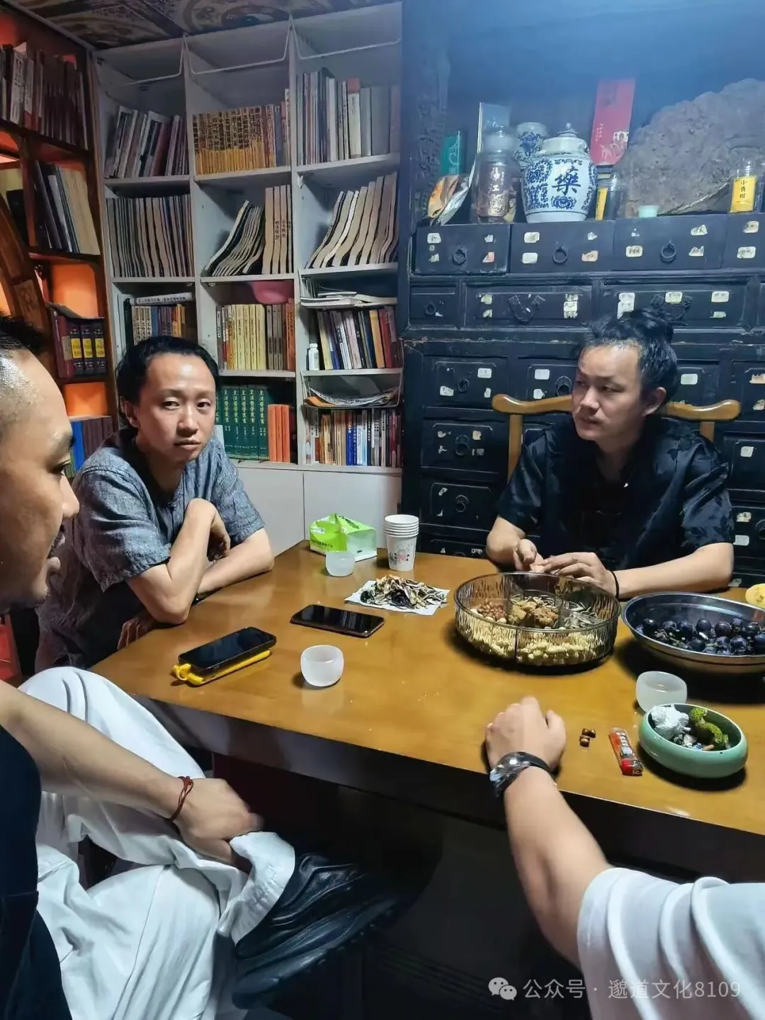 师父与肖道长对坐品茗