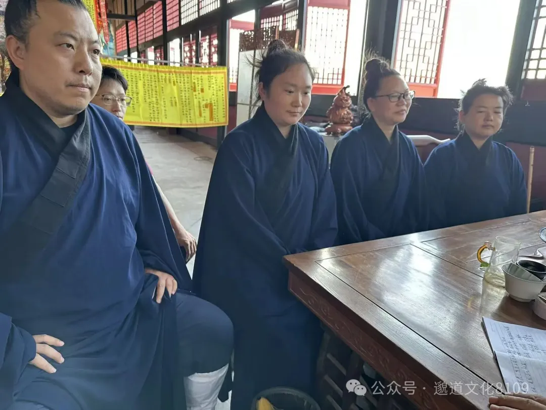 弟子们身着道袍在宫观内学习