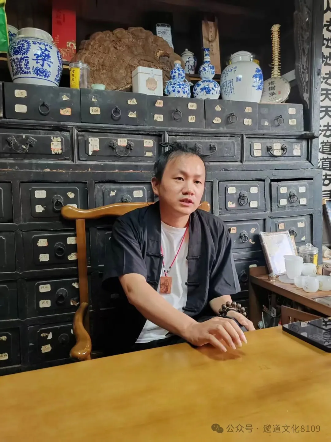 师父在药柜前