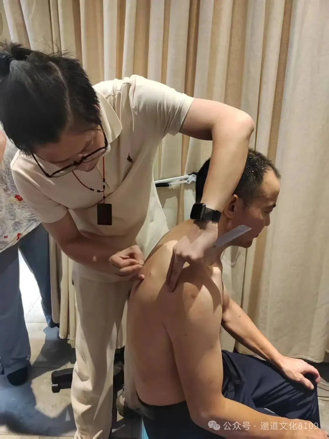 师父为患者诊脉