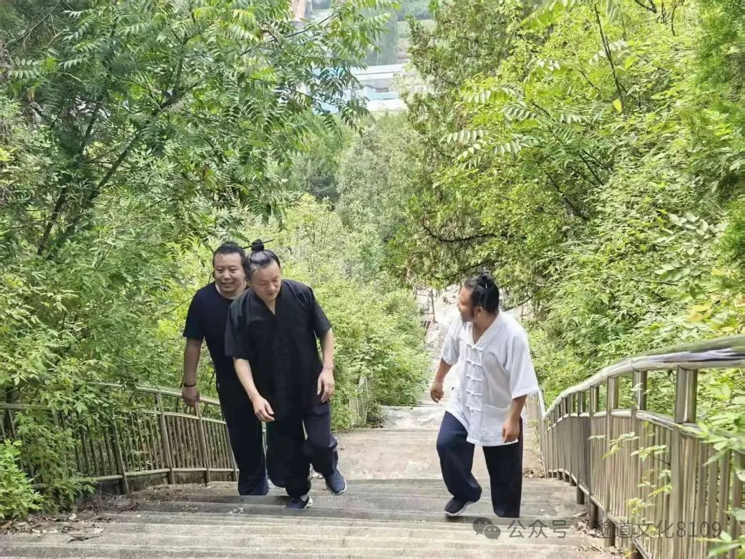师徒下山