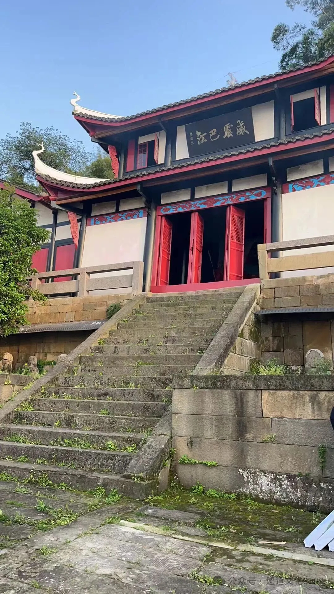 道观朱红色山门建筑