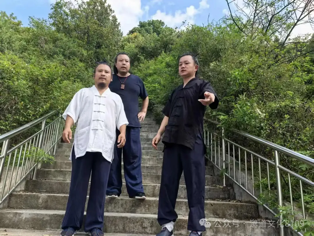 师父与弟子登山