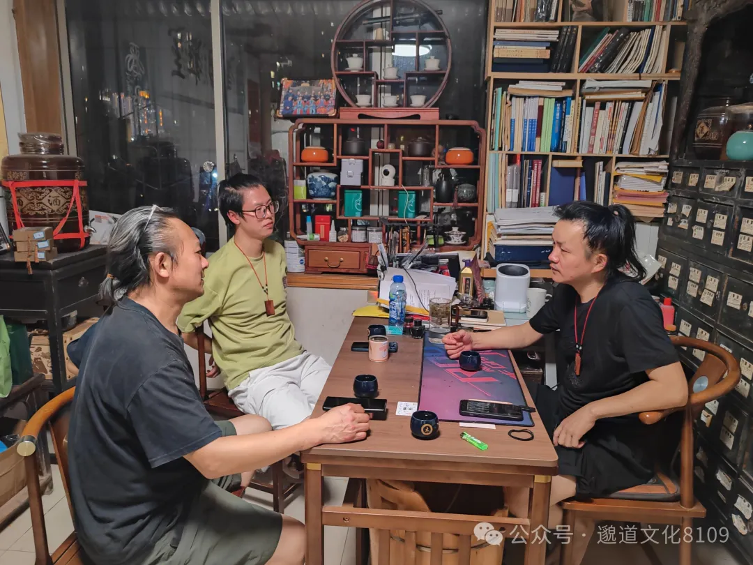 师父与弟子围坐诊桌旁