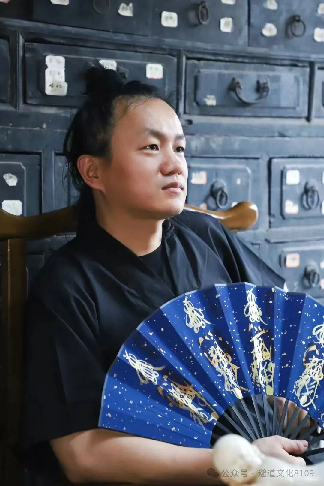 道医持扇端坐