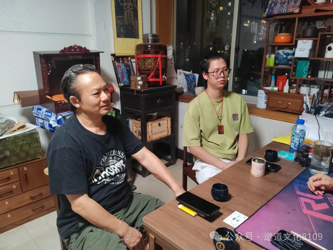 师父与弟子在诊室夜间授课