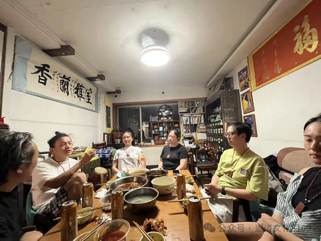 师父在茶室中沉思