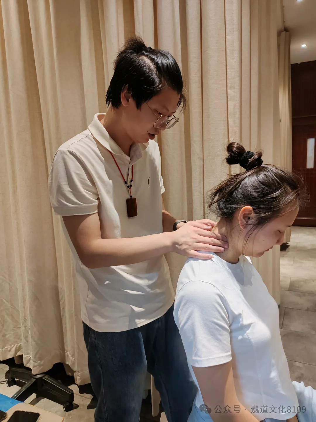 弟子检查颈椎