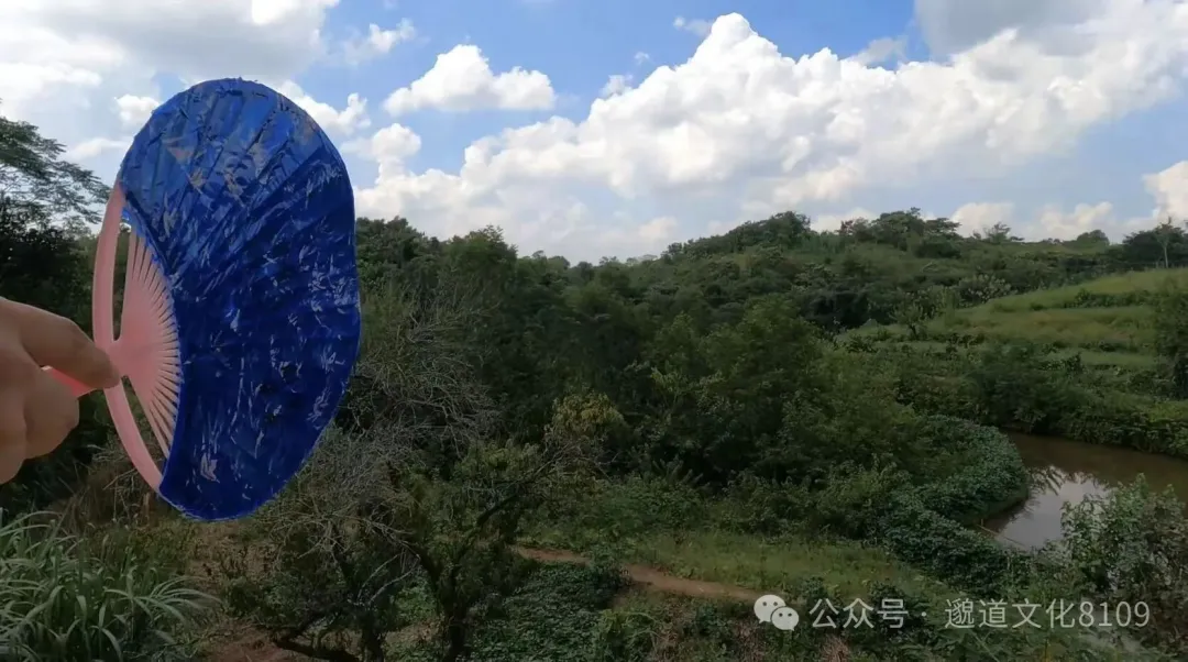 师父手持罗盘俯瞰山水砂局