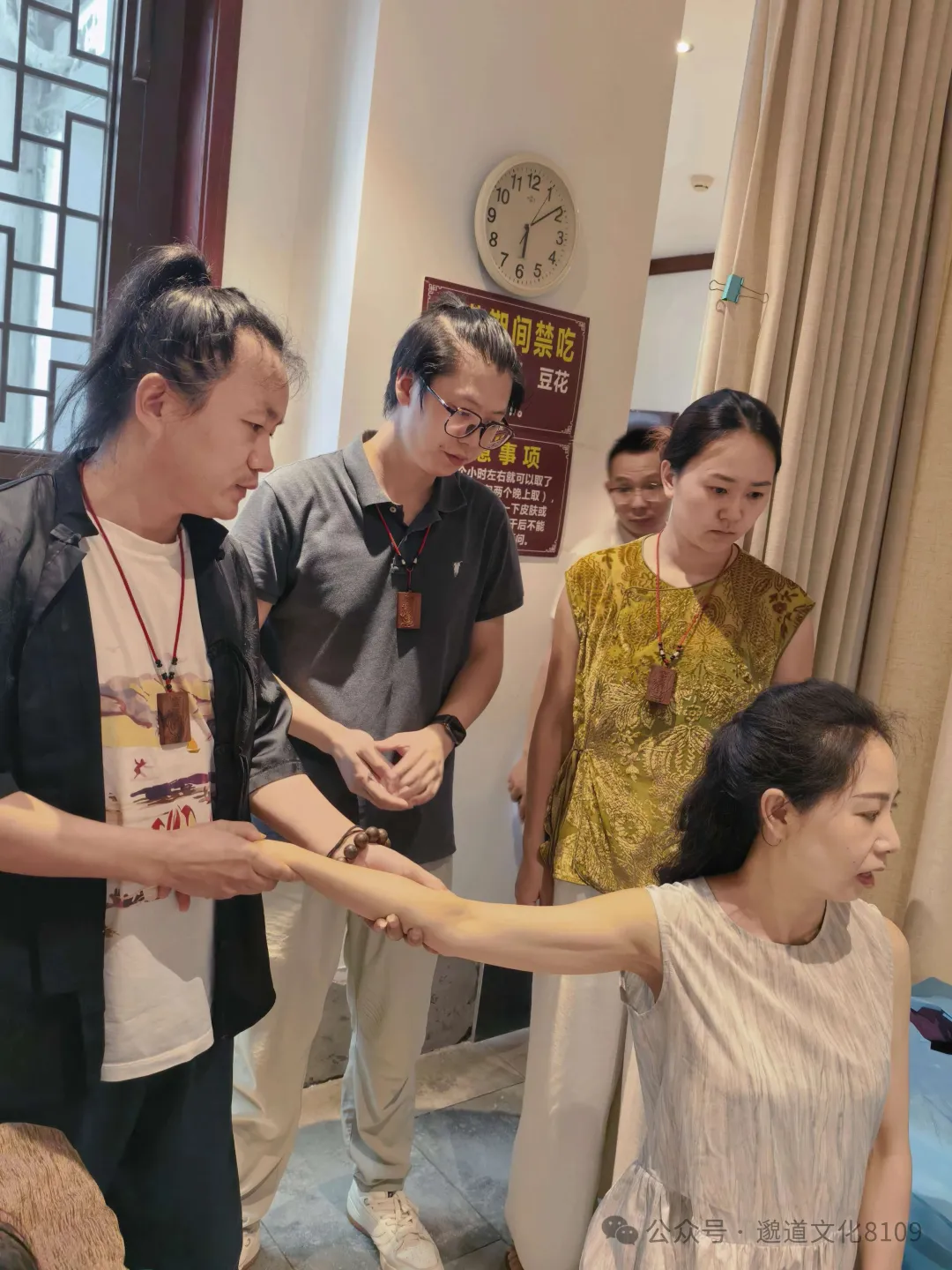 师父为患者检查肩臂