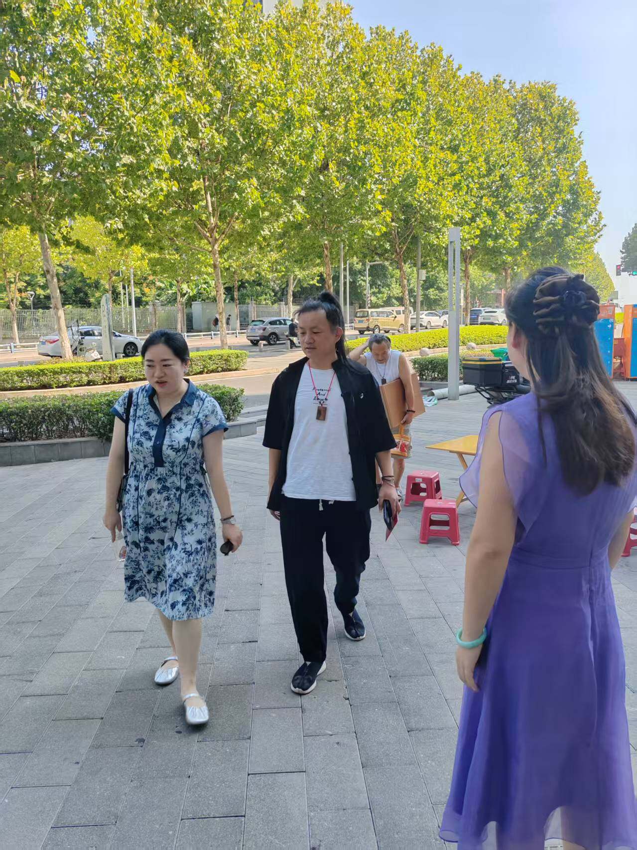远景学校一行抵达优医馆