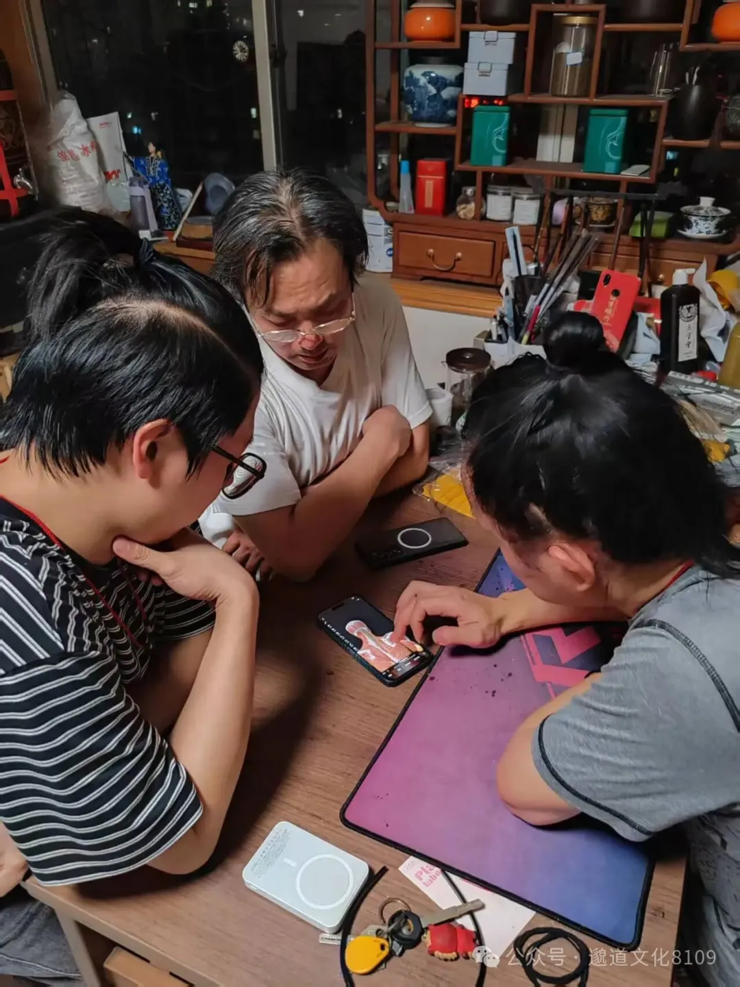 师徒三人研究解剖图