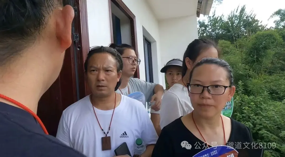 师父在宅前为弟子详解砂水吉凶
