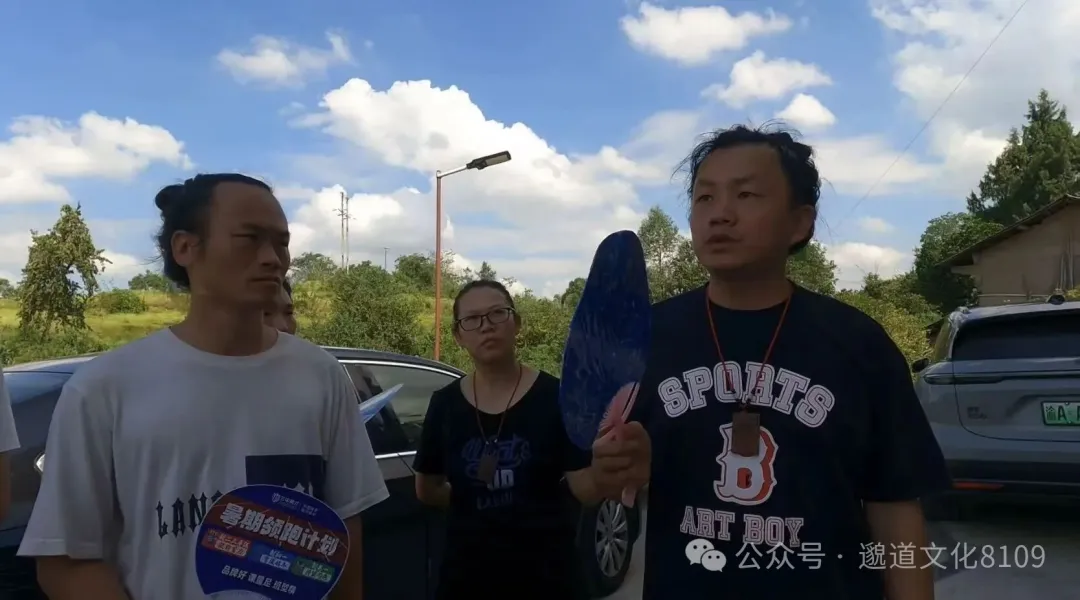 师父在户外为弟子讲解风水堪舆