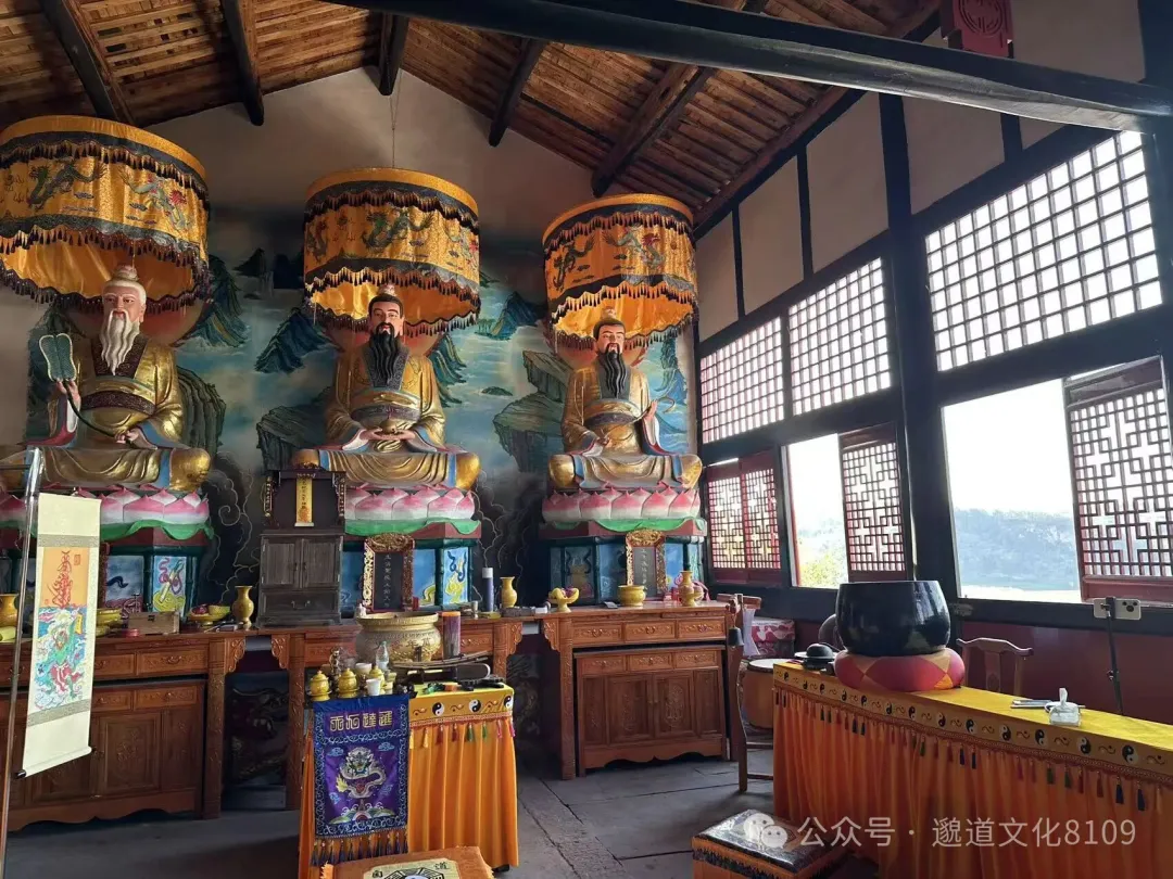 长寿宫观内殿供奉场景