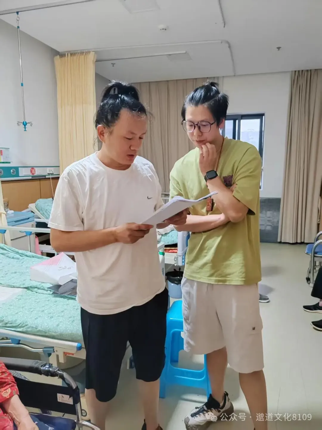师父与弟子讨论病历