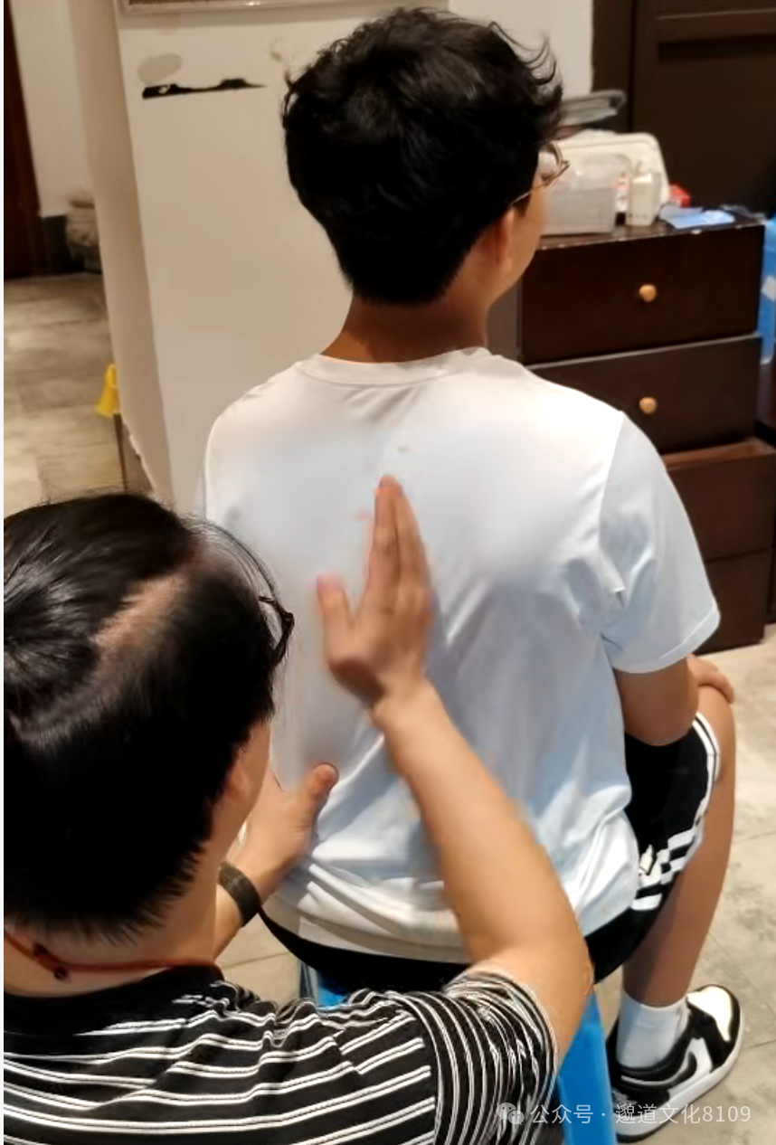 弟子检查背部