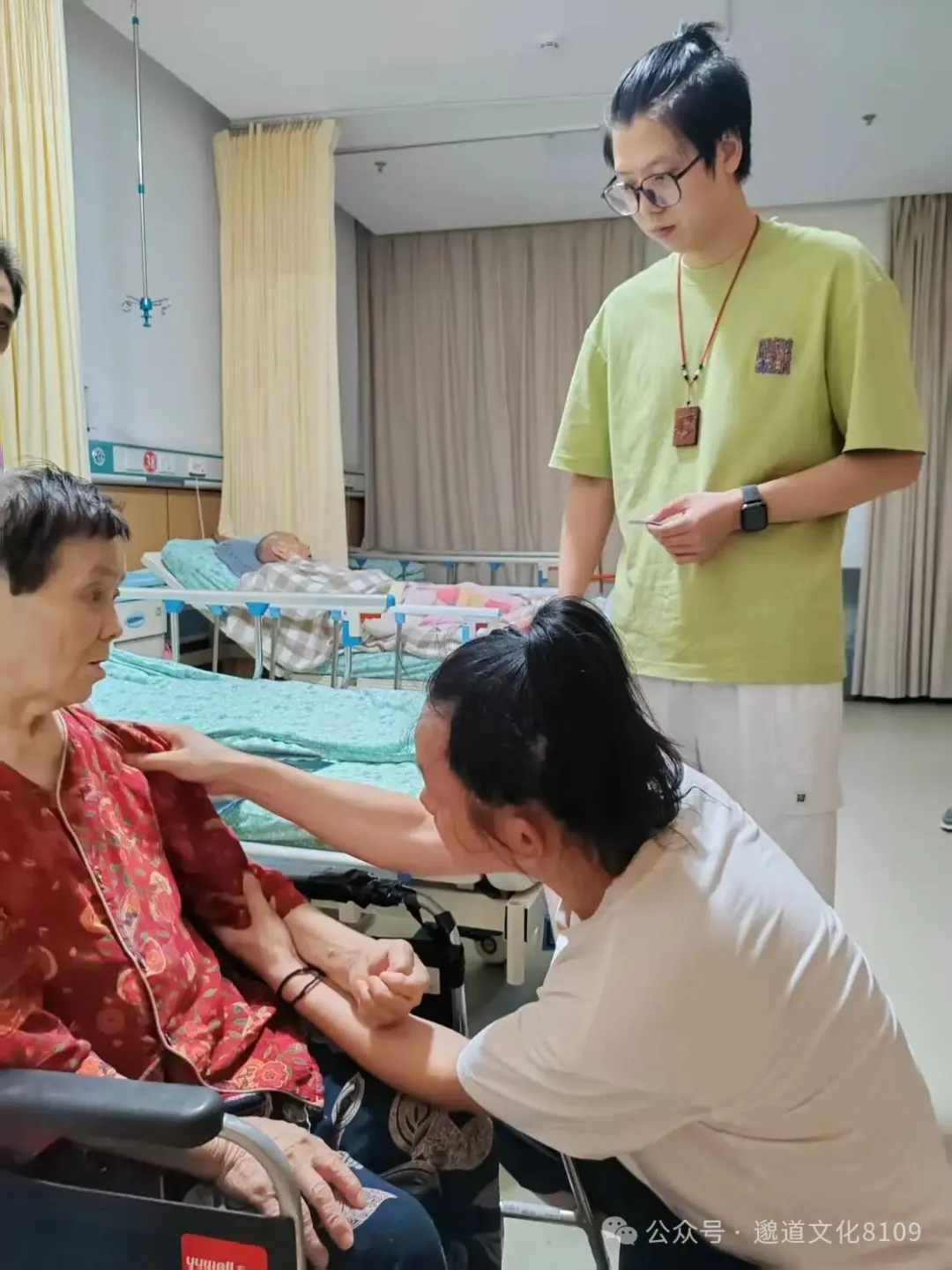 师父为老人检查手臂