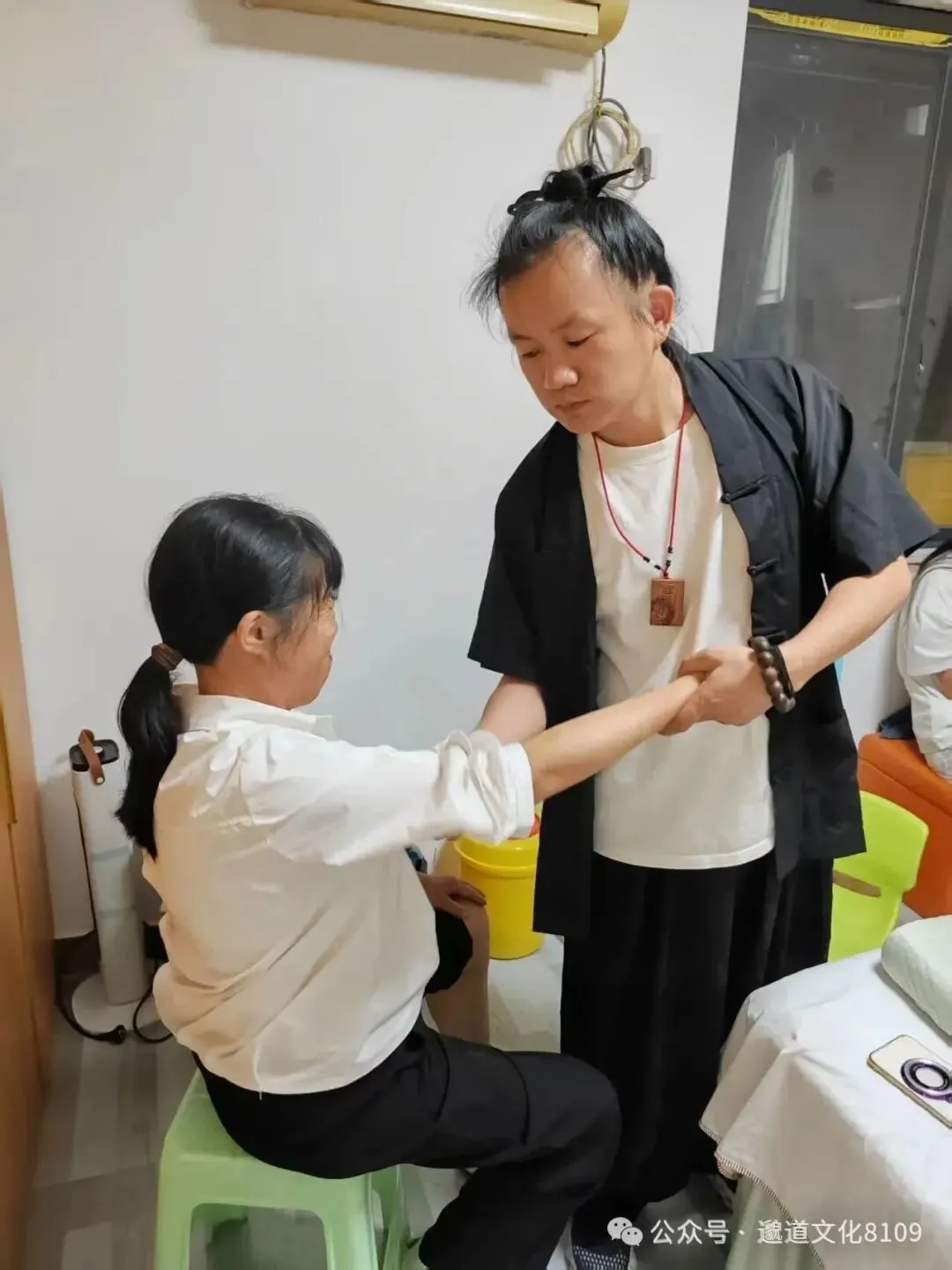 师父为患者检查前臂