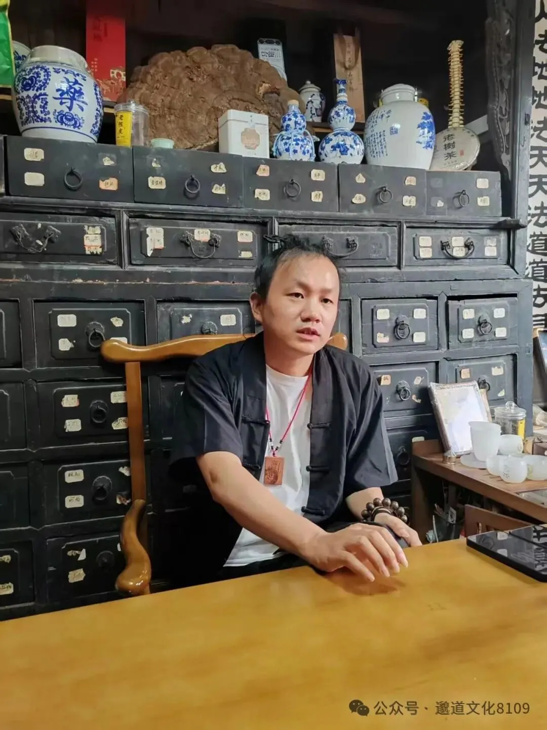 师父在药柜前讲解