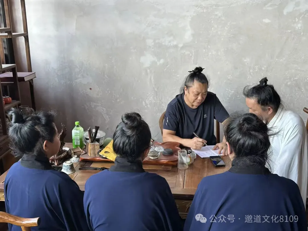 师父在宫观为弟子讲解冈上肌解剖