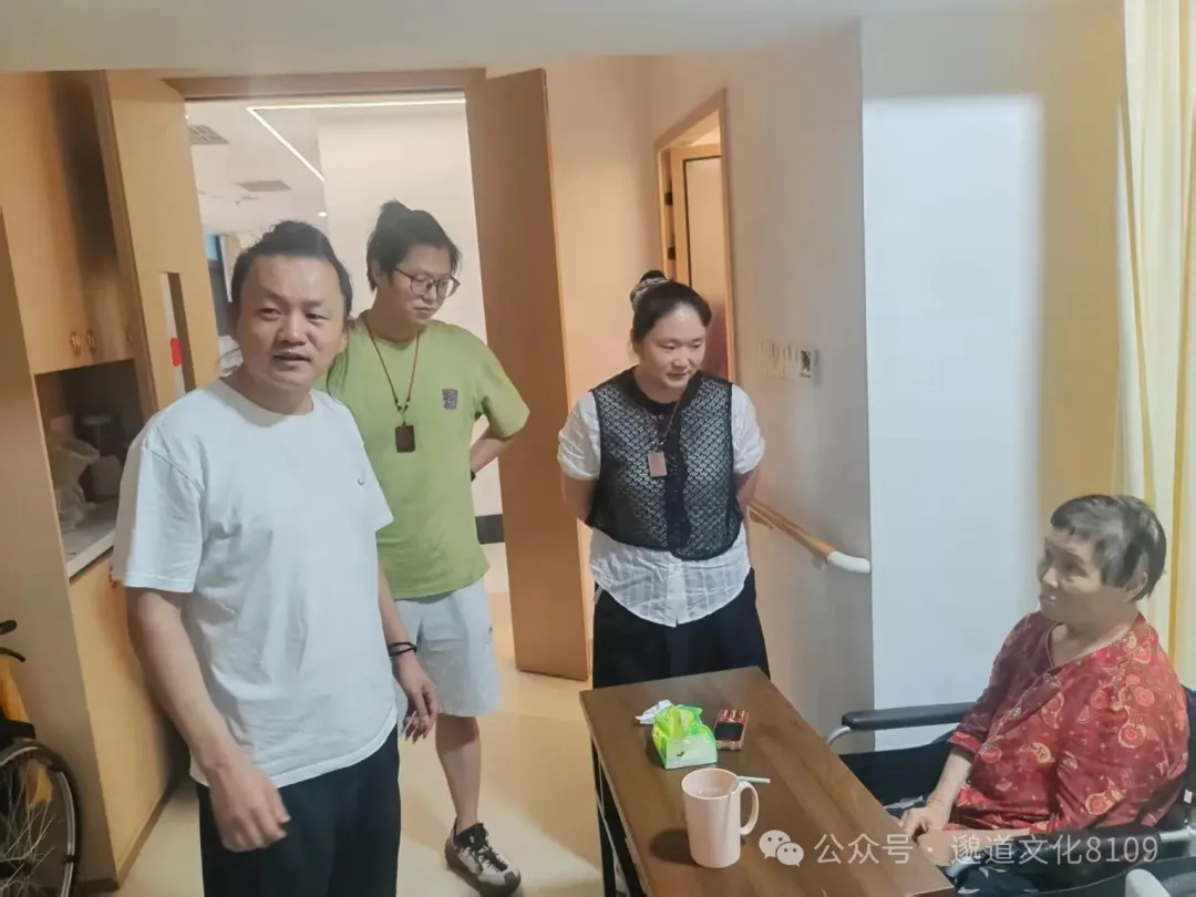 师父与弟子看望老人