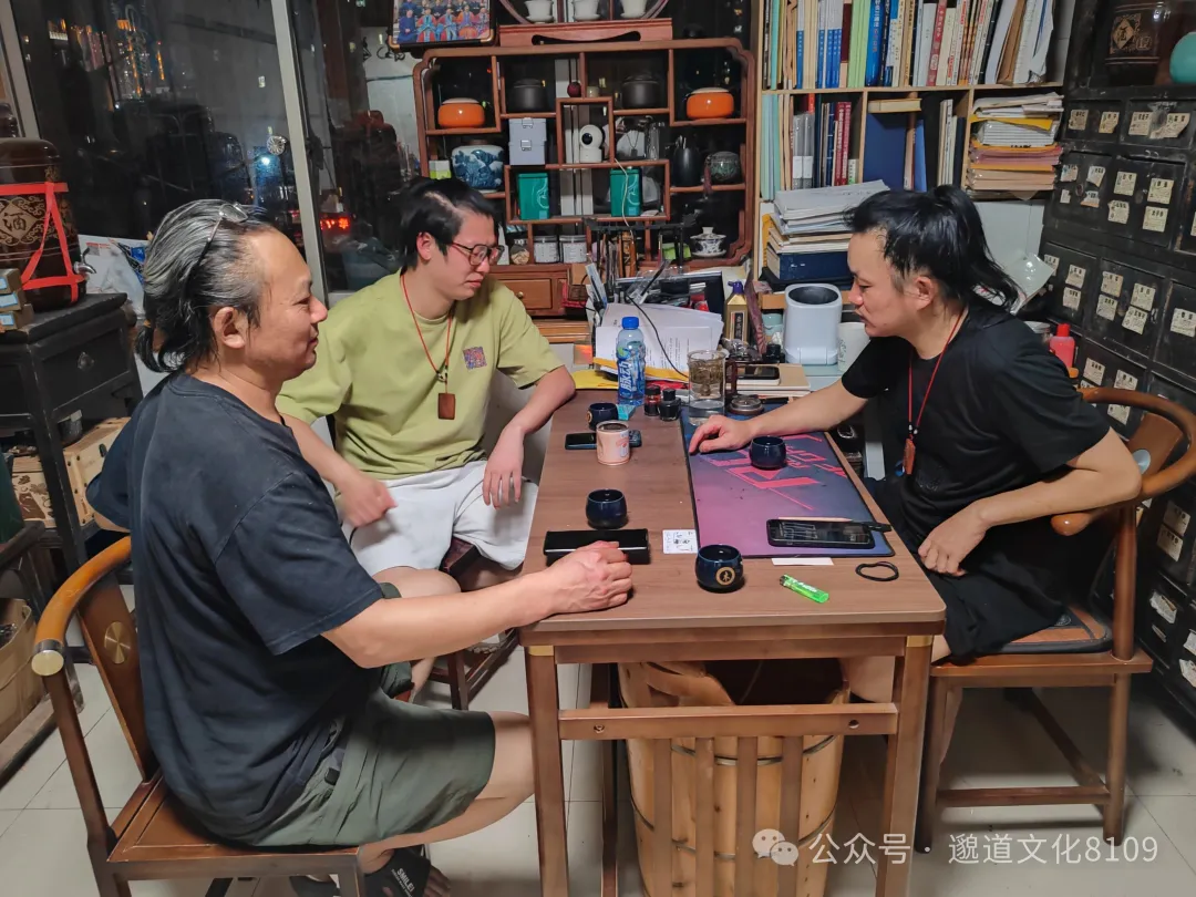 师父与弟子在诊室讨论肩痛病例