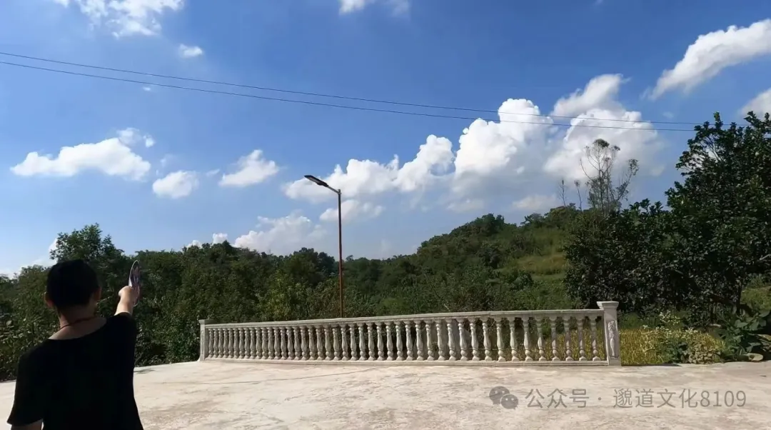 玉皇庙阳台栏杆远眺山景