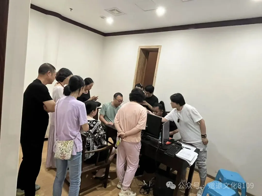 国医馆内师父与小师叔看诊