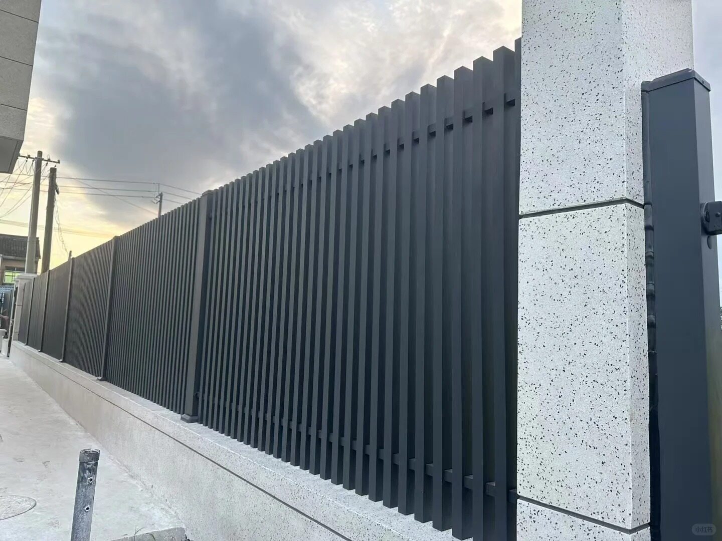 锌钢护栏 vs 铝合金护栏 全方位对比分析(工程采购 / 施工选型专用)