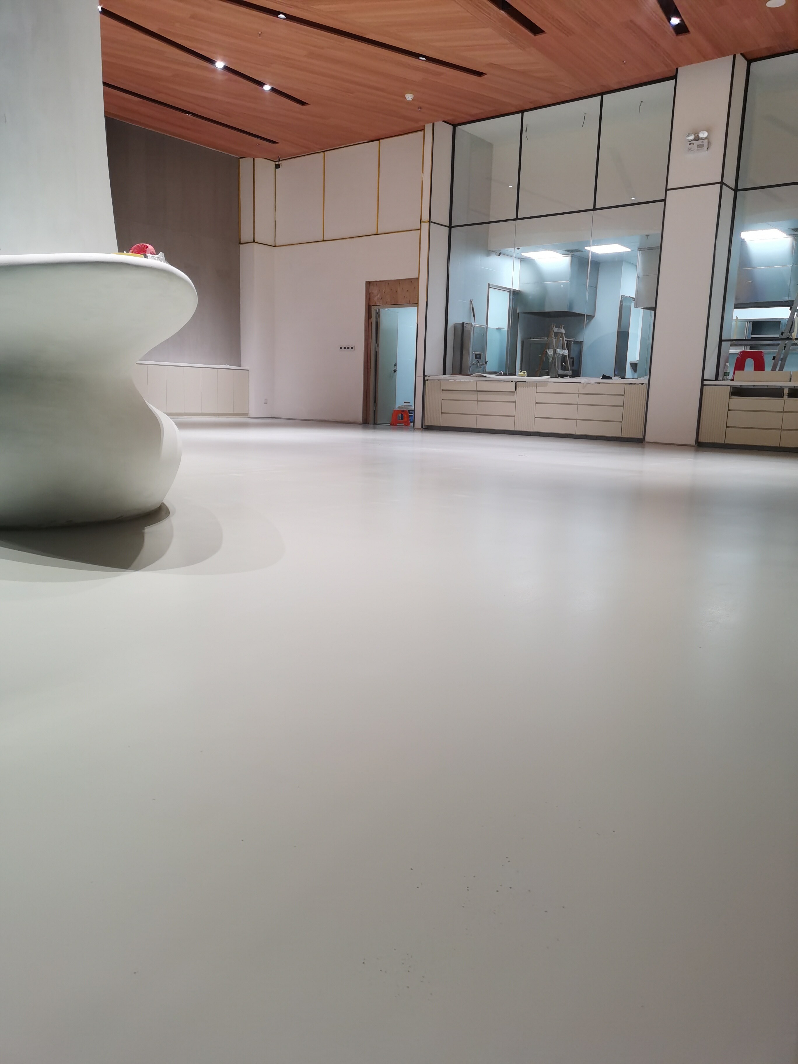 Withstands high heat: 200°C for 1 hour — designed to endure the instant thermal shock of industrial flooring.