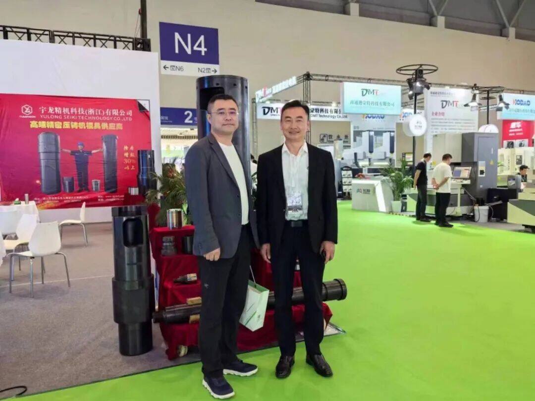 Yujian Company Die-Casting General Manager Xie Hongquan Visits the Yulong Booth